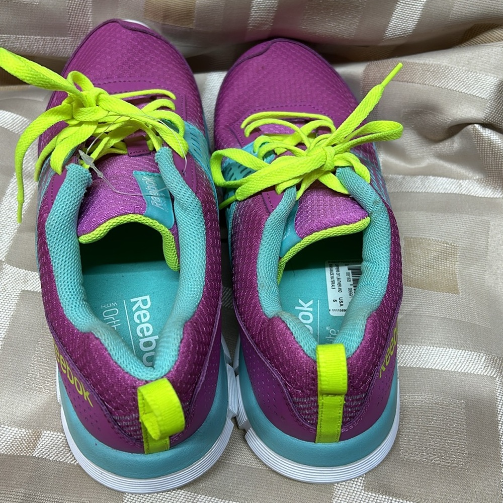 Woman’s Sneakers size 5 . New in good condition. - Picture 4 of 5